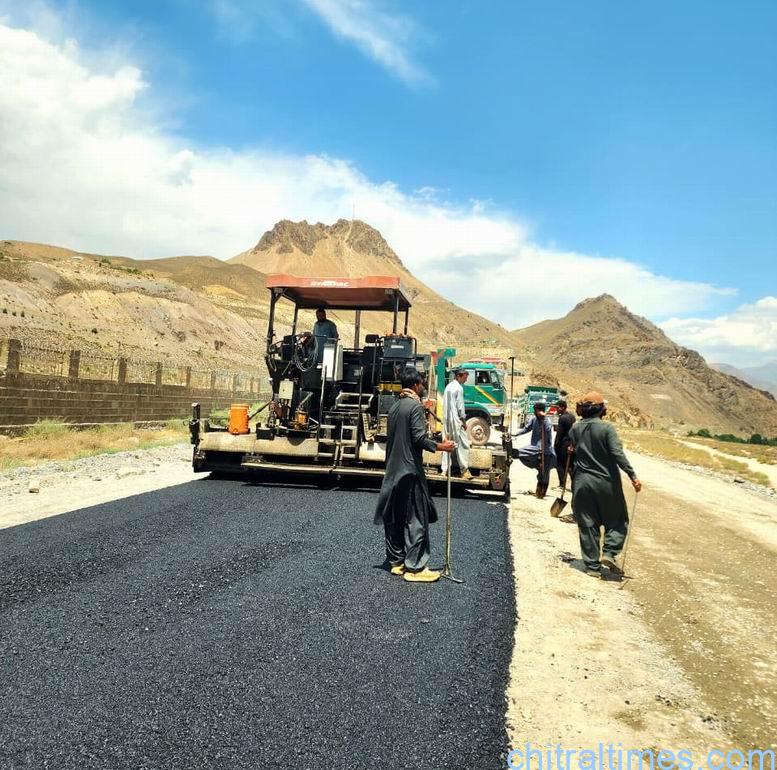 chitraltimes dc upper chitral visit chitral mastuj road to examine asphalting 1