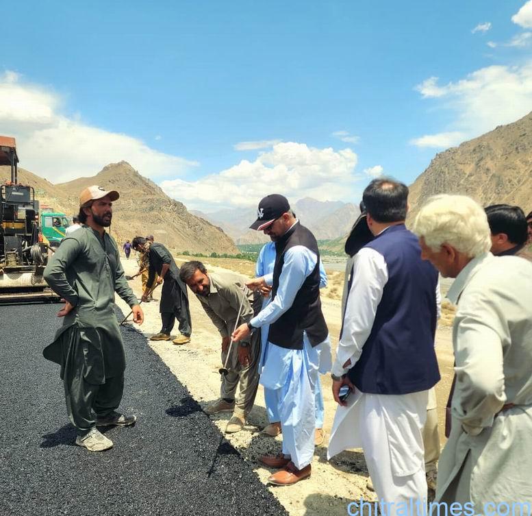 chitraltimes dc upper chitral visit chitral mastuj road to examine asphalting 2