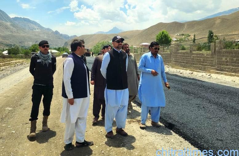 ڈپٹی کمشنر اپر چترال کا مستوج شندور روڈ پر جاری اسفالٹنگ کا معائنہ، معیار اور بروقت تکمیل یقینی بنانے کی ہدایت