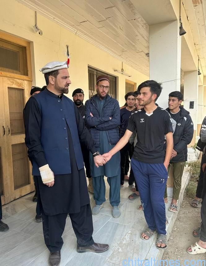 Chitral Times - The voice of Chitral | ڈپٹی کمشنر اپر چترال محمد عمران خان کا گورنمنٹ ڈگری کالج بونی کے ہاسٹل کا دورہ، طلبا کے مسائل سنے اور موقع پر پینے کا پانی فراہم کردیا گیا chitraltimes dc upper imran khan visit gdc hostel 4