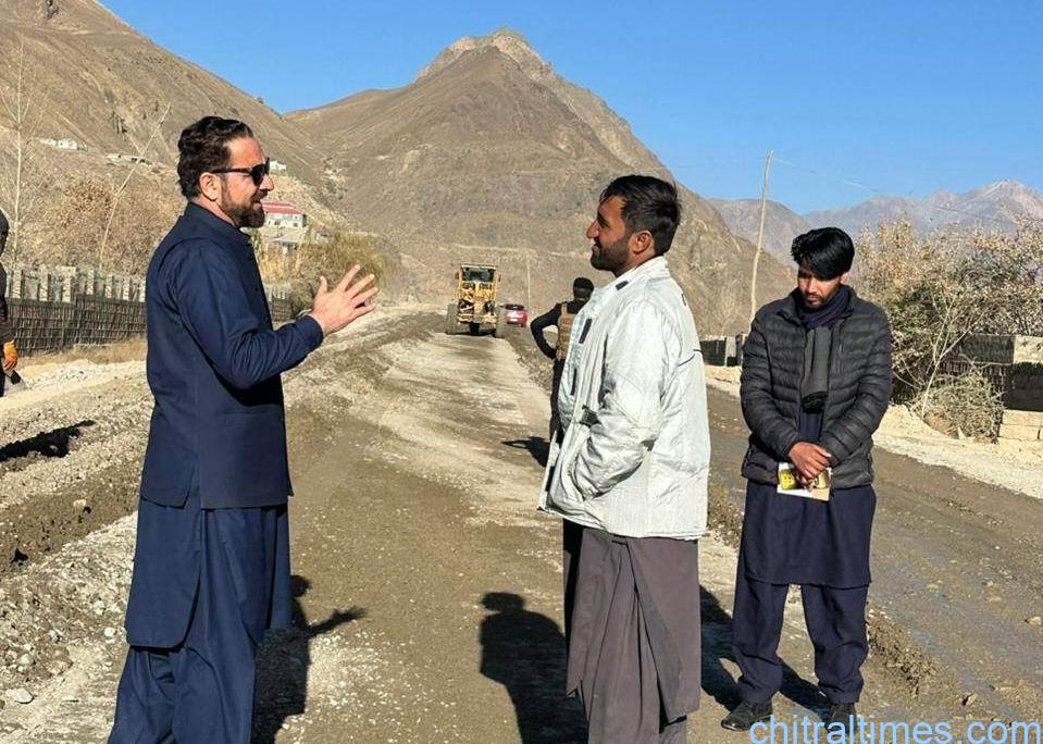 Chitral Times - The voice of Chitral | ضلعی انتظامیہ اپر چترال سڑکوں کی مانیٹرنگ کے حوالے سے متحرک، ڈپٹی کمشنر عمران خان کا روزانہ کی بنیاد پر چترال بونی مستوج روڈ کا معائنہ، سردیوں سے پہلے مقررہ حدف مکمل کرنیکی ہدایت chitraltimes dc upper imran khan visits chitral booni mastuj road 2