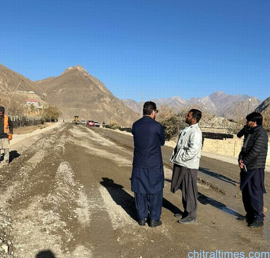 Chitral Times - The voice of Chitral | ضلعی انتظامیہ اپر چترال سڑکوں کی مانیٹرنگ کے حوالے سے متحرک، ڈپٹی کمشنر عمران خان کا روزانہ کی بنیاد پر چترال بونی مستوج روڈ کا معائنہ، سردیوں سے پہلے مقررہ حدف مکمل کرنیکی ہدایت chitraltimes dc upper imran khan visits chitral booni mastuj road 4