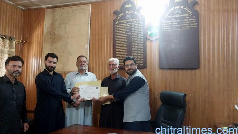 chitraltimes dfo forest giving away prize to a local person who rescued the markhor child 6
