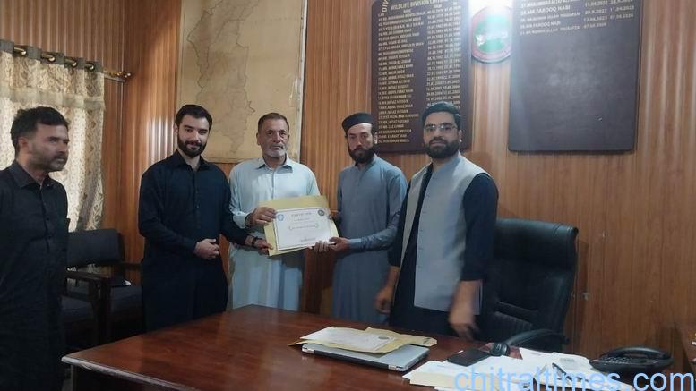 مارخور کے بچے کی جان بچانے والے لاوی کے کسان کو نقد انعام اور تعریفی سرٹیفکیٹ سے نواز دیا گیا