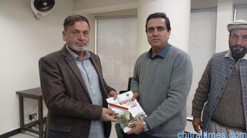 chitraltimes director pdma kp syed nawab meeting with journalist of chitral 3