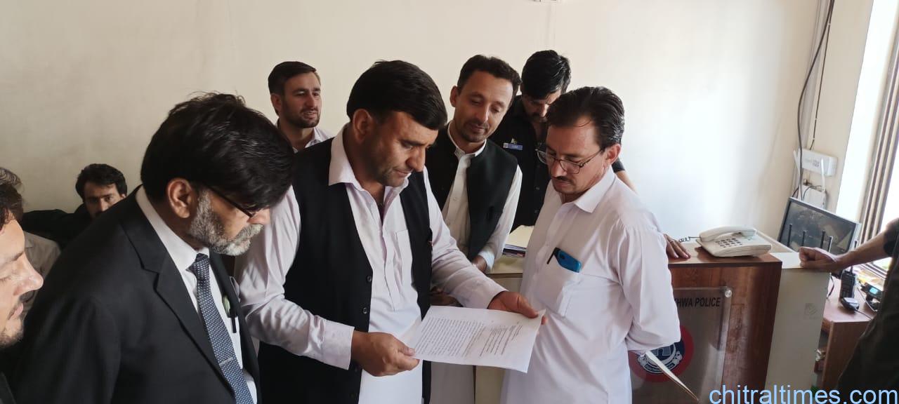 ڈسٹرکٹ بار ایسوسی ایشن لویر چترال کے صدر نے  چترال شندور روڈ میں مبینہ بے قاعدگیوں، غیر معیاری کام اور غیر معمولی تاخیر کاسبب بننے پر متعلقہ حکام کے خلاف ایف آئی ار کے لئے درخواست جمع کرادی
