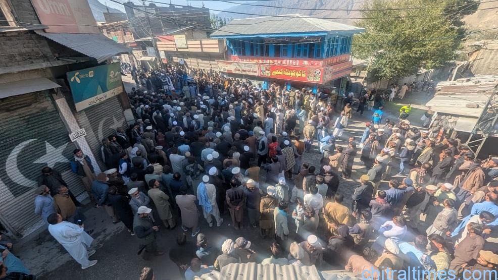 بارہ  گھنٹے کی لوڈشیڈنگ کے خلاف اہالیانِ دروش کا احتجاج جاری، چترال پشاور روڈ بند