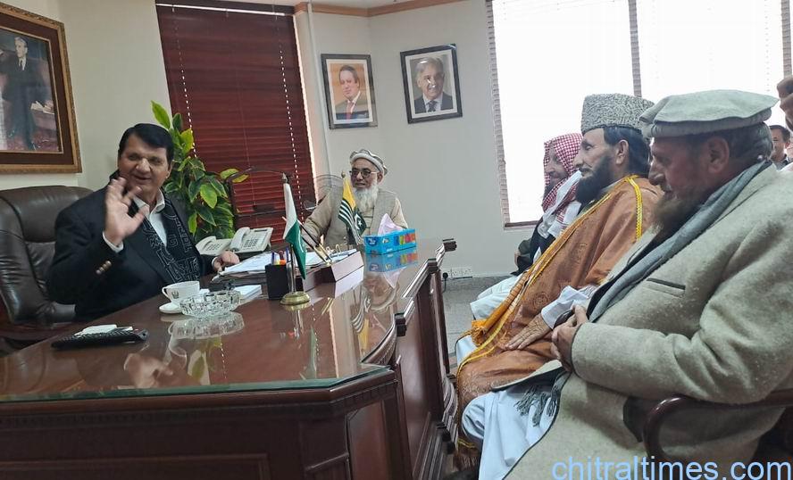 Chitral Times - The voice of Chitral | سابق ایم این اے کی قیادت میں چترا ل کی ایک وفد کا وزیراعظم کے مشیرانجینئرامیرمقام سے ملاقات، وزیراعظم کا چترال کےلئے اعلان کردہ منصوبوں پر پیش رفت کا جائزہ لیا گیا chitraltimes ex mna shahzada iftikhar meeting with amir muqam with delegation 2