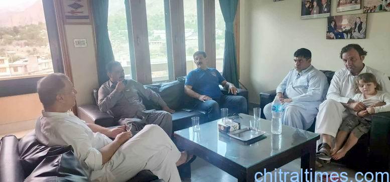 chitraltimes ex mna shahzada iftikhar meeting with sngpl officials
