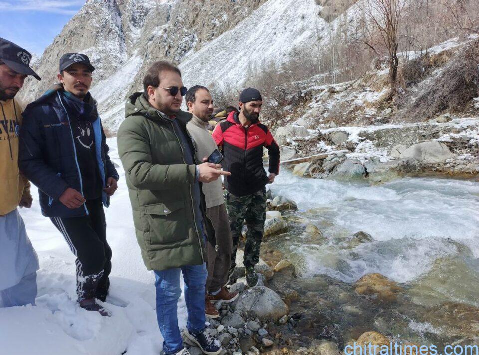 chitraltimes fishries department chitral lower stocked thousands of trout fish breeding into golen water 8