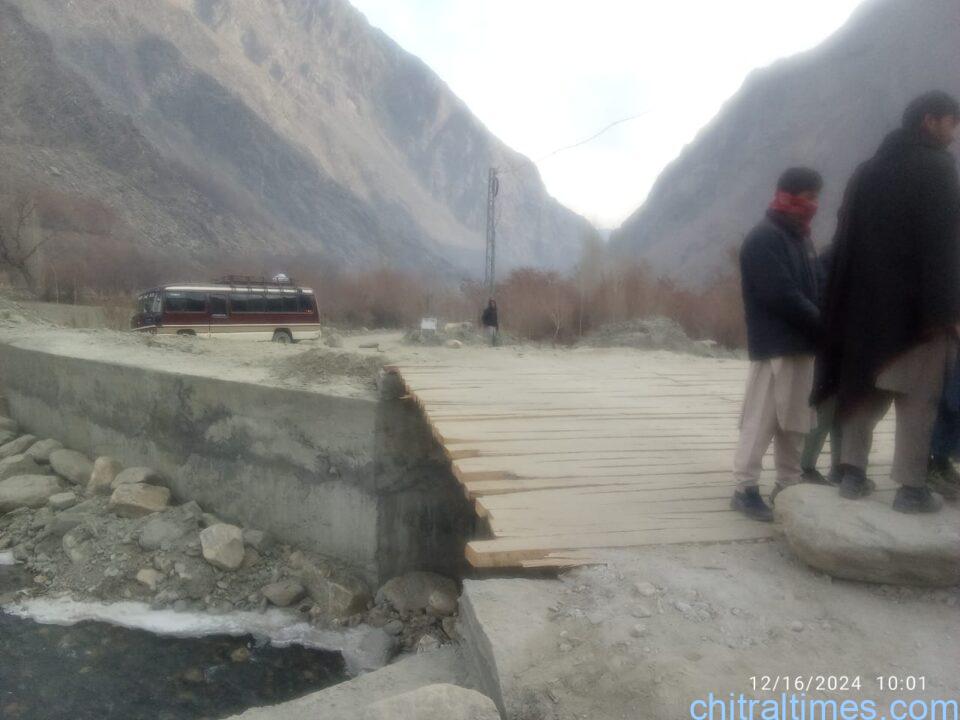chitraltimes garamchashma road blocked due to protest 1