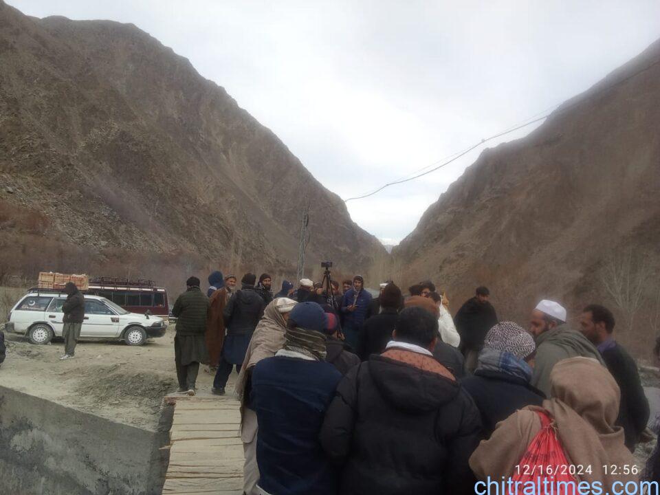chitraltimes garamchashma road blocked due to protest 2