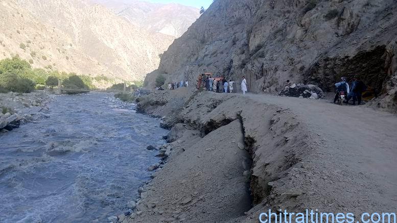 Chitral Times - The voice of Chitral | ٍٍگرم چشمہ روڈ سیلاب برد ہونے کے تیسرے روز بھی ٹریفک کے لئے بند، عوامی حلقے پریشان chitraltimes garamchashma road closed 1
