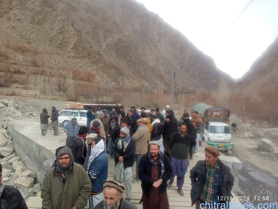 chitraltimes garamchashma road protest wheel jam 1
