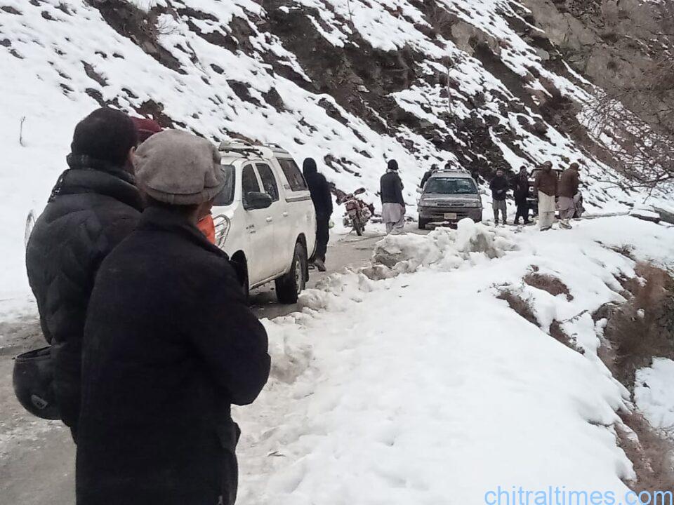 chitraltimes garamchashma road sleepy and accident 2