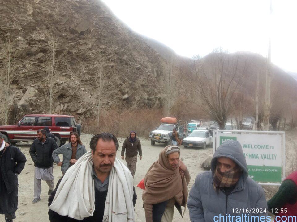 chitraltimes garamchashma strike road blocked wheel jam 5