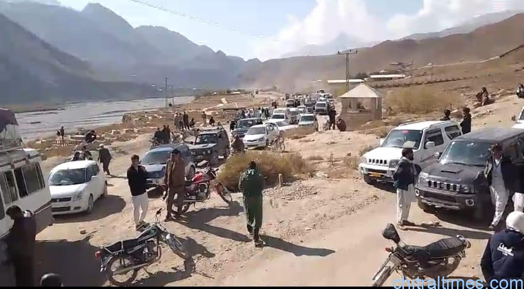 گورنمنٹ ڈگری کالج بونی کے طلباء کا اپنے مطالبات کے حق میں احتجاج، چترال مستوج روڈ کئی گھنٹوں تک بند، اسسٹنٹ کمشنر مستوج کی یقین دہانی پر احتجاجی مظاہرین پرآمن منتشر
