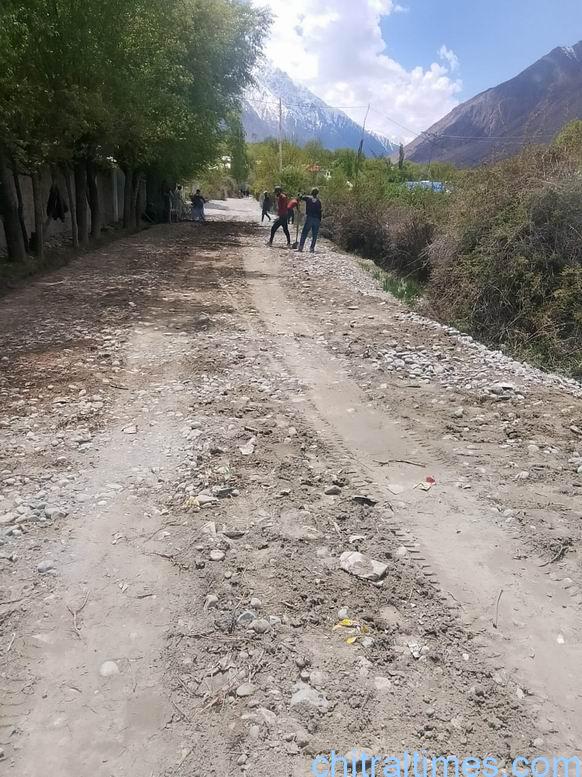 chitraltimes hh prince rahim aga khan chitral visit ismaili volunteers road repairing 10