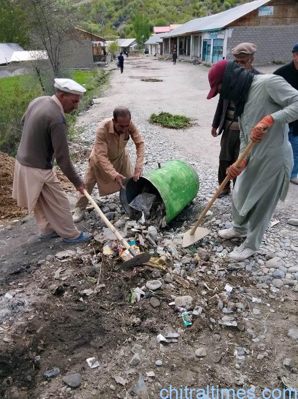 chitraltimes hh prince rahim aga khan chitral visit ismaili volunteers road repairing 11