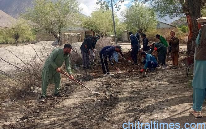 chitraltimes hh prince rahim aga khan chitral visit ismaili volunteers road repairing 5