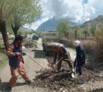 chitraltimes hh prince rahim aga khan chitral visit ismaili volunteers road repairing 6