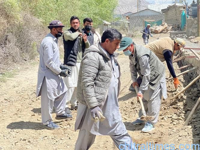 chitraltimes hh prince rahim aga khan chitral visit ismaili volunteers road repairing 7