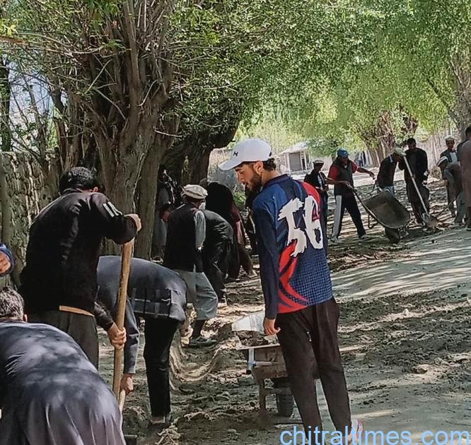 chitraltimes hh prince rahim aga khan chitral visit ismaili volunteers road repairing 9