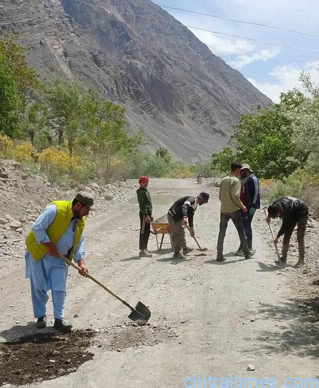 chitraltimes ismaili volunteers busy in road repair and maintanance upper chitral 1