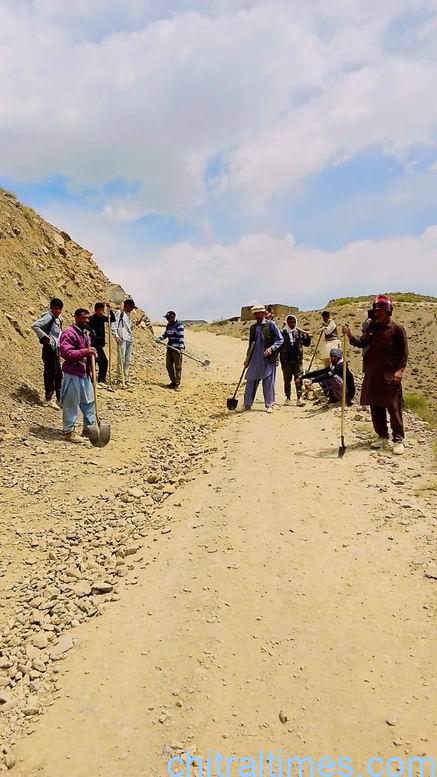chitraltimes ismaili volunteers busy in road repair and maintanance upper chitral 10