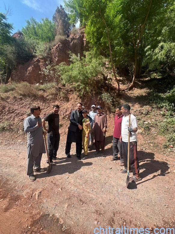 chitraltimes ismaili volunteers busy in road repair and maintanance upper chitral 12