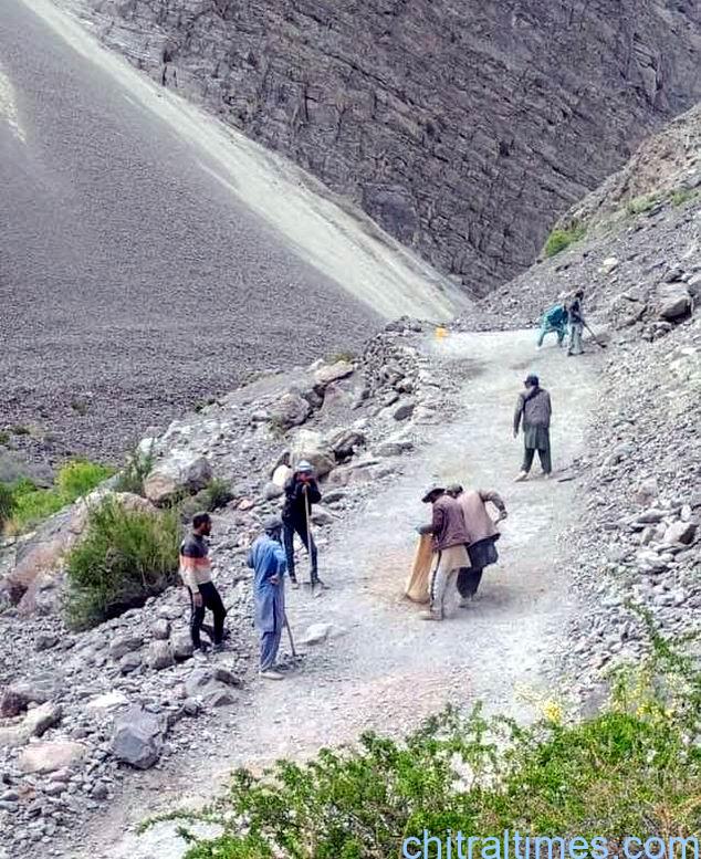 chitraltimes ismaili volunteers busy in road repair and maintanance upper chitral 2