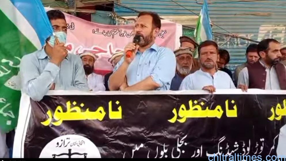 جماعت اسلامی لوئیر چترال کے زیراہتمام چترال میں بجلی کی ناروالوڈشیڈنگ کے خلاف احتجاجی مظاہرہ