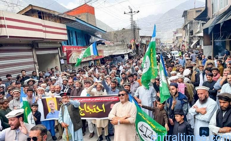chitraltimes ji and jui chitral hold protest against high prices 4