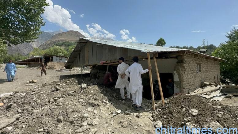 چترال ٹاون کے نواحی گاؤں جغور اور بروز ودیگرعلاقوں میں قیامت خیز سیلاب کے بعد لوگ اپنی مدد آپ کے تحت بحالی کے کاموں میں مصروف،