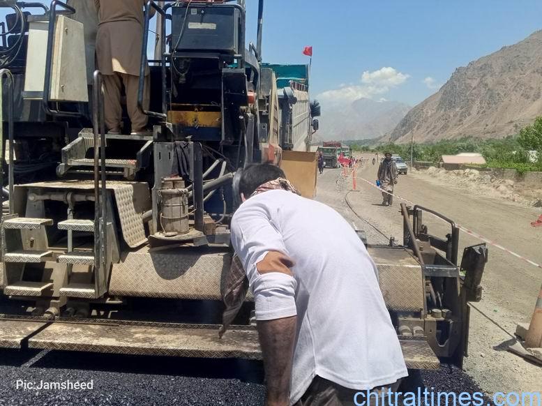 اپرچترال:  چرون ٹو بونی روڈ پر اسفالٹ بچھانے کا کام شروع کردیاگیا