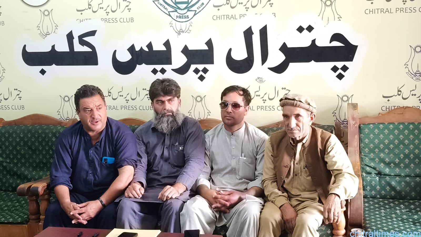 کالاش ویلی کے چلغوزوں کو ٹھیکہ داروں کے زریعے اتارکرسرکاری قبضہ میں لینے کی ہرگز اجازت نہیں دینگے۔ نظرثانی کی جائے۔ کالاش عمائدین کا پریس کانفرنس 