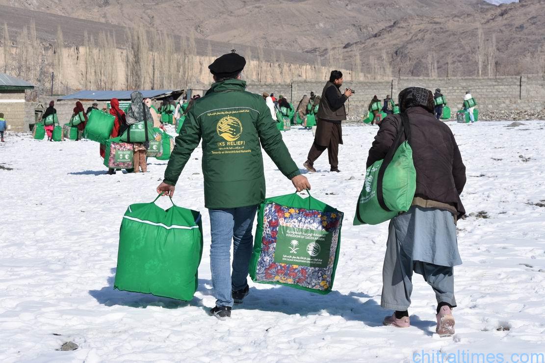 chitraltimes king salam relief distribution upper chitral and kp 4