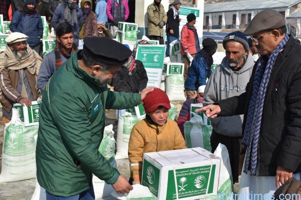 chitraltimes king salman relief distribution upper chitral 2