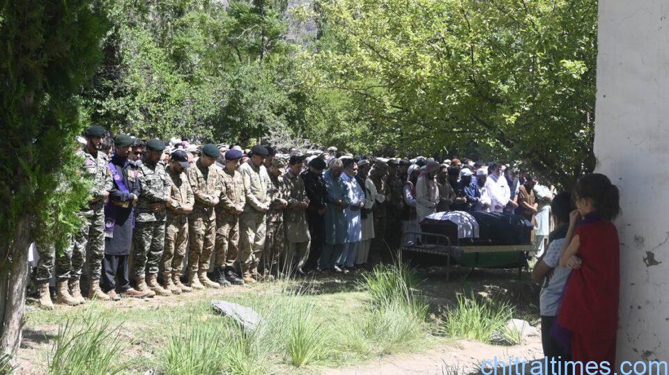 chitraltimes maj shaheed ismail shah funeral prayers parwak upper chitrral 11