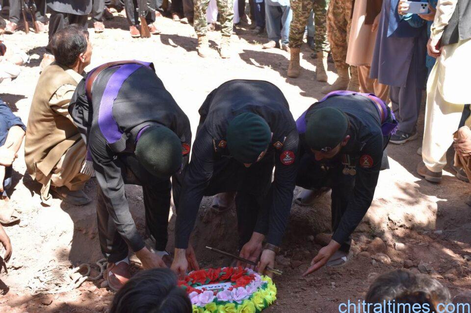 chitraltimes maj shaheed ismail shah funeral prayers parwak upper chitrral 8