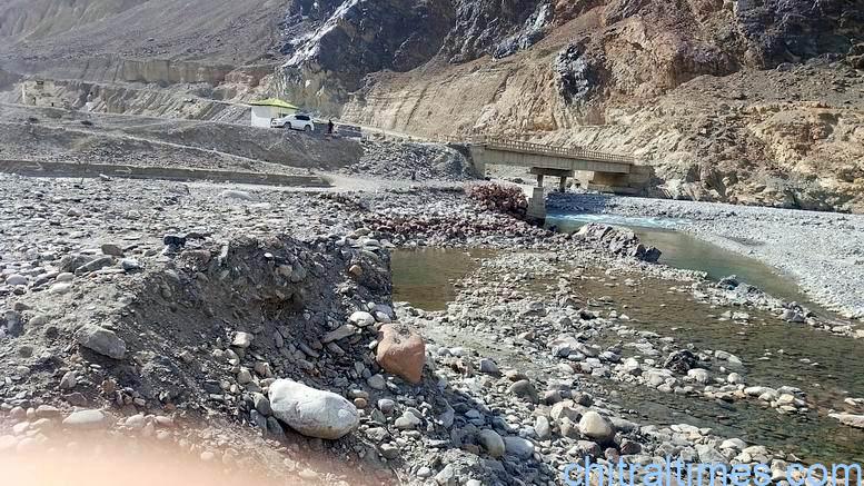 مستوج پل دوبارہ خطرے میں، اہم رابطہ منقطع ہونے کا خدشہ، عوام کا فوری اقدامات کا مطالبہ