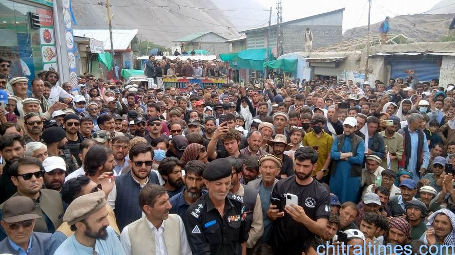 مستوج ۔ بروغل روڈ تحریک اور ڈپٹی اسپیکر کے درمیان مذاکرات کامیاب، لانگ مارچ عارضی طور پر موخر، مظاہرین پرآمن منتشر