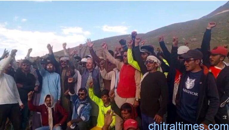 chitraltimes mastuj broghil road tahreek long march starts 2