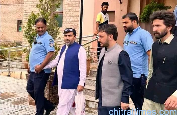 ایم این اے چترال عبدالطیف چترالی کا عدالت کے سامنے سرنڈر، اڈیالہ جیل منتقل