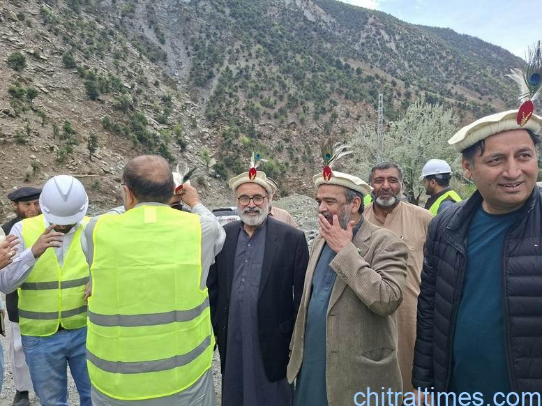 chitraltimes pedo ceo and officials visit chitral lawi project 3