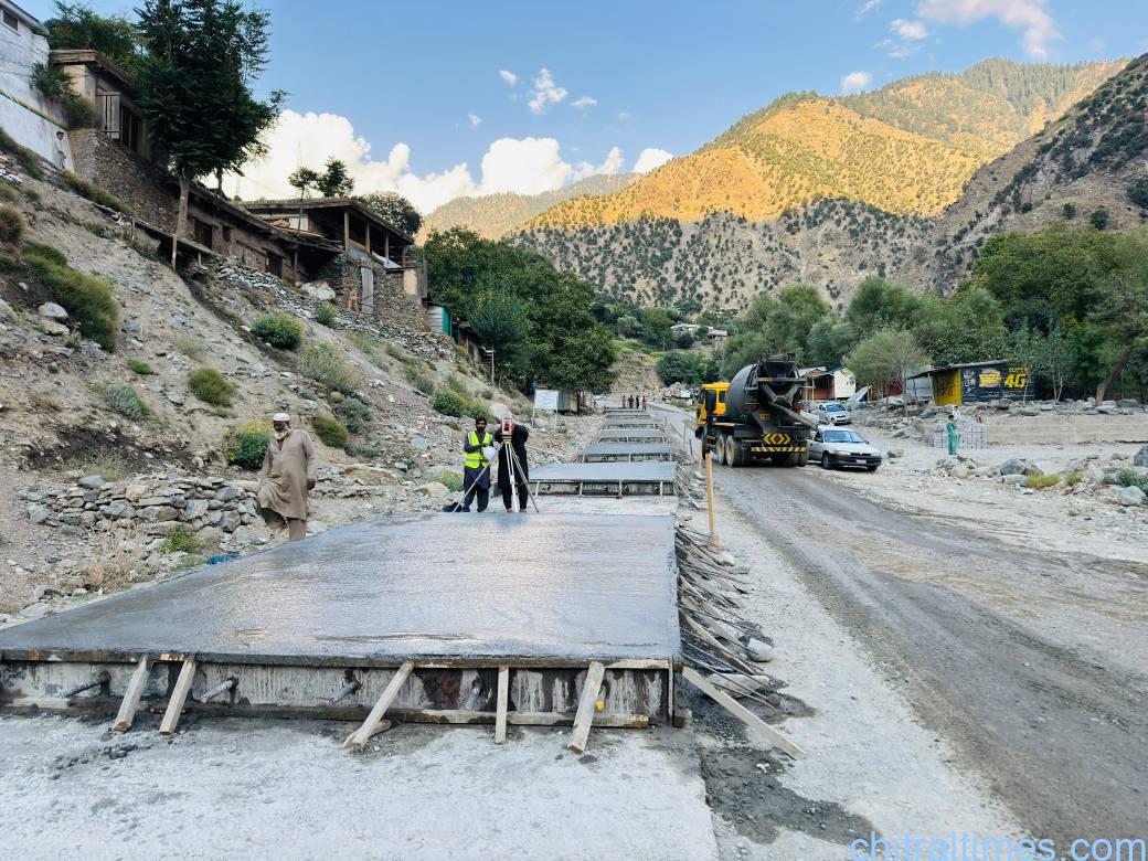 chitraltimes pm inspection team visit chitral lowari approach road 3