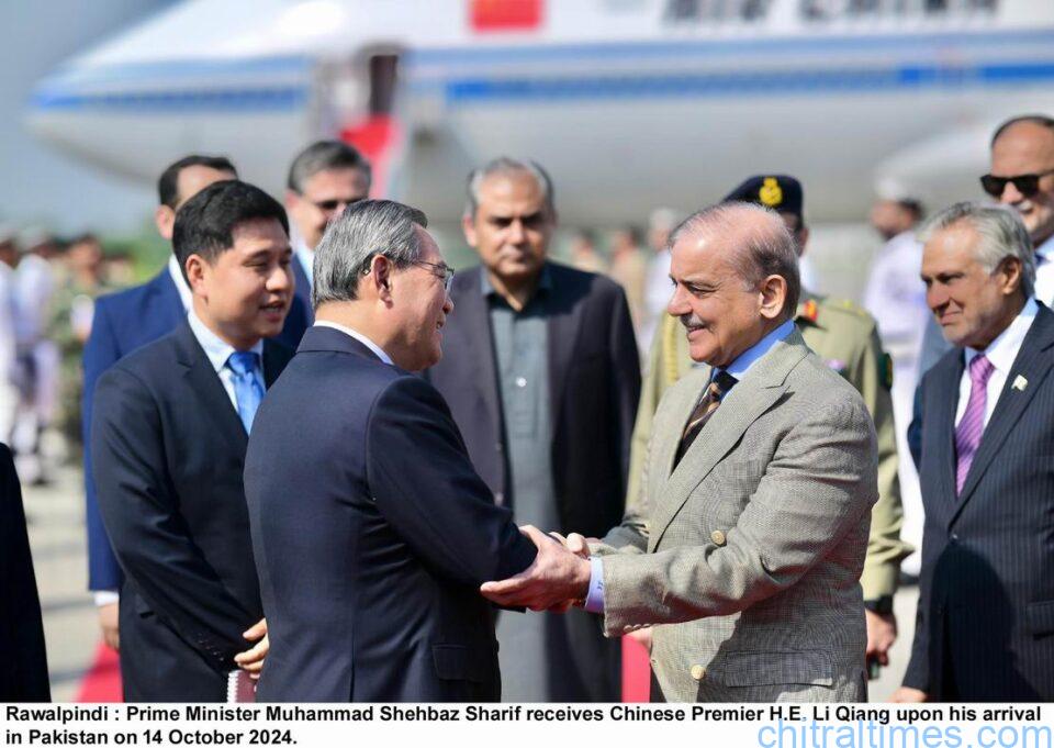 chitraltimes pm received chinese premier Li Qiang uppon his arrival in pak