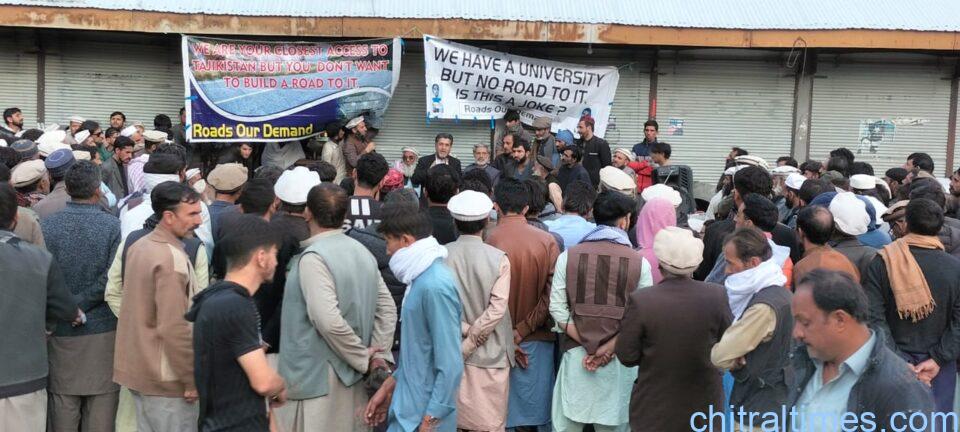 chitraltimes protest against stopage chitral shandur road construction 3