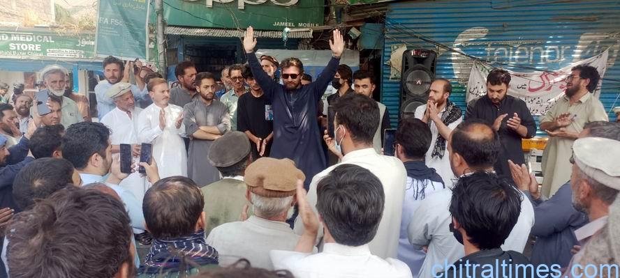لنیک کیفے کی مسماری کے خلاف احتجاج، متاثرہ نوجوانوں کو انصاف نہ ملا تو تحریک پورے چترال تک پھیلانے کی دھمکی