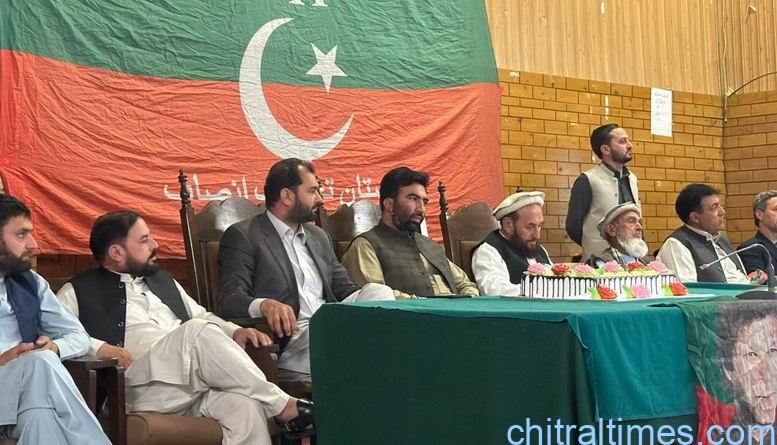 پاکستان تحریک انصاف کی یومِ تاسیس کے موقع پرچترال میں تقریب، عمران خان اور عبدالطیف کی رہائی کا مطالبہ